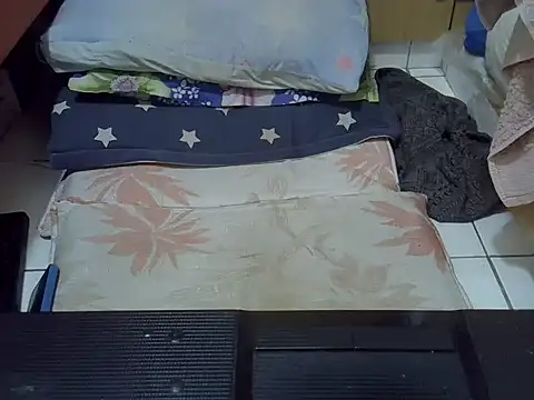 Snapshot of prettyviel chatting on February 24, 8:23 am prettyviel online show from February 24, 8:23 am