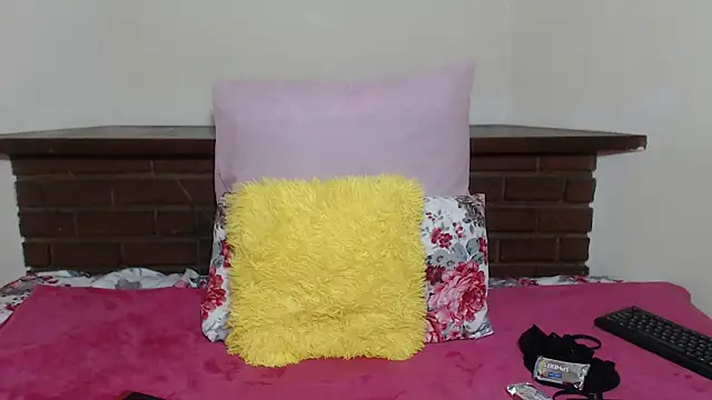 Snapshot of Yelowbone chatting on February 15, 11:17 am Yelowbone online show from February 15, 11:17 am