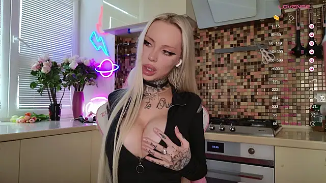 Snapshot of 2badforyou chatting on February 6, 11:10 am 2badforyou online show from February 6, 11:10 am