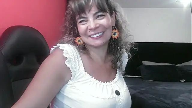 Snapshot of charlotedoll chatting on October 14, 4:24 am charlotedoll online show from October 14, 4:24 am