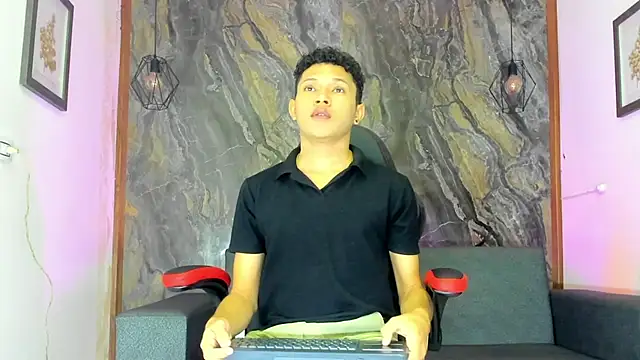 Snapshot of liam_genner_ chatting on January 27, 7:13 pm liam genner online show from January 27, 7:13 pm