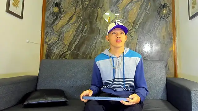 Snapshot of liam_genner_ chatting on February 15, 7:28 pm liam genner online show from February 15, 7:28 pm