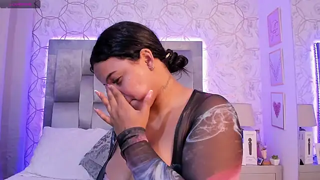 Snapshot of EmmaWeest chatting on December 12, 8:10 pm EmmaWeest online show from December 12, 8:10 pm