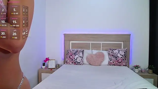 AylinRoss online show from December 3, 7:45 pm