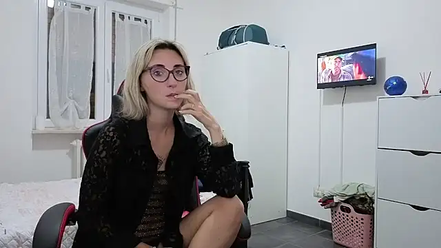 Snapshot of sexy_blondie92 chatting on October 1, 9:43 pm sexy blondie92 online show from October 1, 9:43 pm