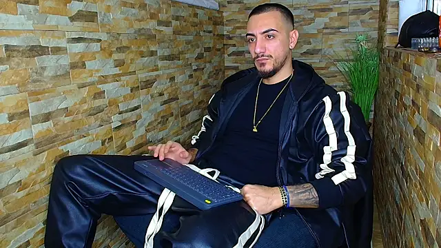 Snapshot of AndrewBanner chatting on December 24, 4:33 am AndrewBanner online show from December 24, 4:33 am