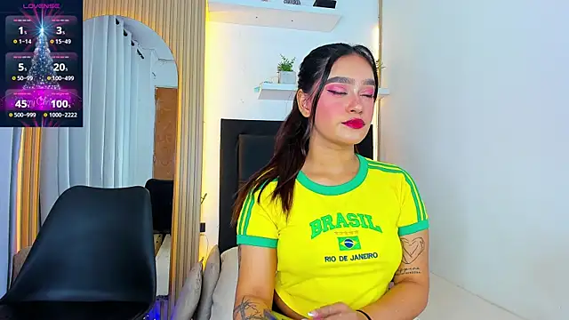 Snapshot of coraline_v chatting on December 18, 2:50 am coraline v online show from December 18, 2:50 am