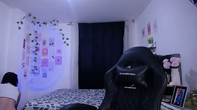 IsaBaileys  online show from May 10, 10:59 pm