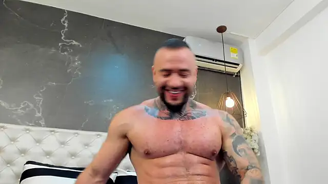 Snapshot of BruceDallas chatting on December 4, 12:52 am BruceDallas online show from December 4, 12:52 am