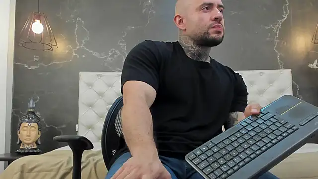 Snapshot of BruceDallas chatting on February 1, 2:37 am BruceDallas online show from February 1, 2:37 am