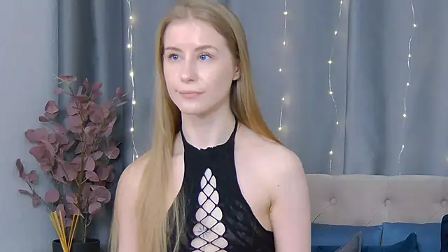 Snapshot of VioletiSwone chatting on February 1, 11:32 am VioletiSwone online show from February 1, 11:32 am