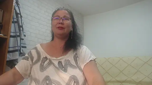 Snapshot of EmmaSquirt chatting on October 13, 6:13 am EmmaSquirt online show from October 13, 6:13 am
