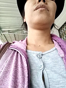 Snapshot of 2HotAsain4u chatting on January 17, 6:18 am 2HotAsain4u online show from January 17, 6:18 am