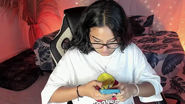 Riana Kean online show from April 9, 2:00 am