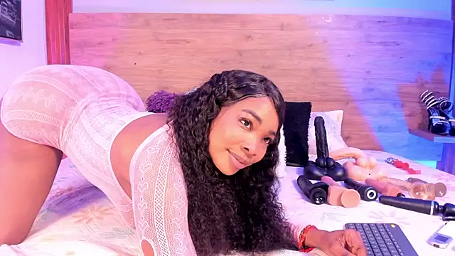 Aliisson Cruz online show from November 4, 12:37 pm