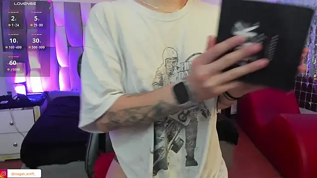 Snapshot of Megan_wolf1_ chatting on February 26, 4:36 am Megan wolf1  online show from February 26, 4:36 am