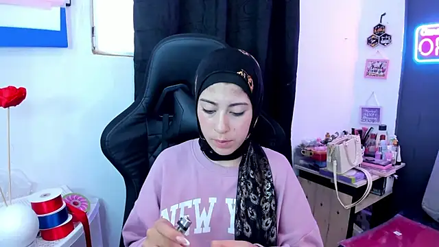 chaymae nah  online show from April 22, 1:56 pm