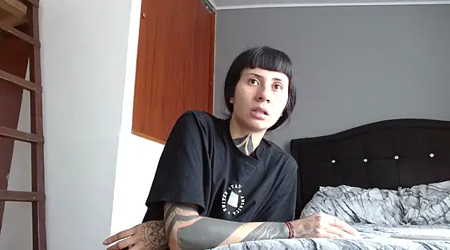 Snapshot of Emilia_1995 chatting on March 17, 8:19 pm Emilia 1995 online show from March 17, 8:19 pm