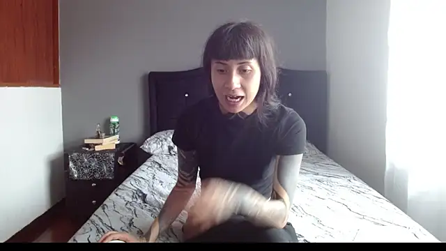 Snapshot of Emilia_1995 chatting on November 25, 3:12 pm Emilia 1995 online show from November 25, 3:12 pm