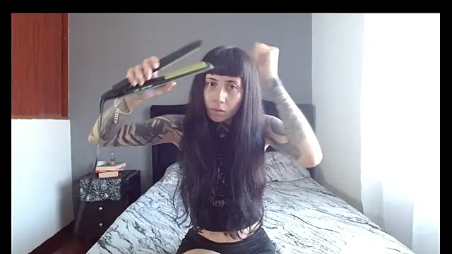 Snapshot of Emilia_1995 chatting on February 5, 12:21 pm Emilia 1995 online show from February 5, 12:21 pm