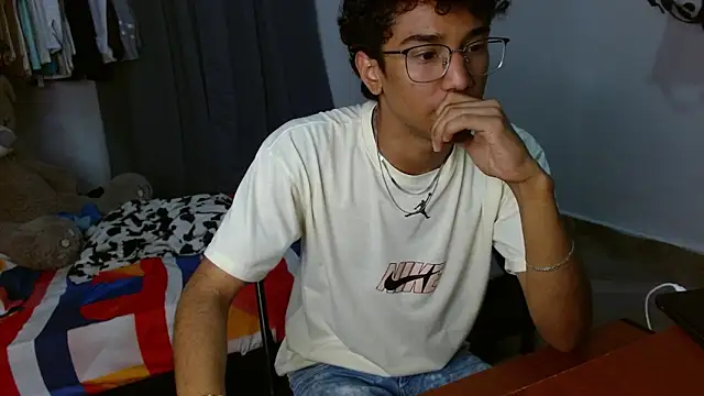 harrytwink18 online show from February 16, 9:11 pm