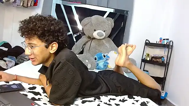 harrytwink18 online show from February 19, 6:15 pm