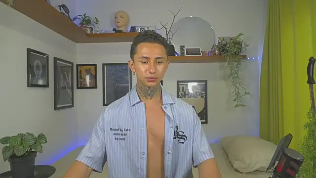 Snapshot of ArchiGoldd chatting on April 22, 8:43 pm ArchiGoldd online show from April 22, 8:43 pm