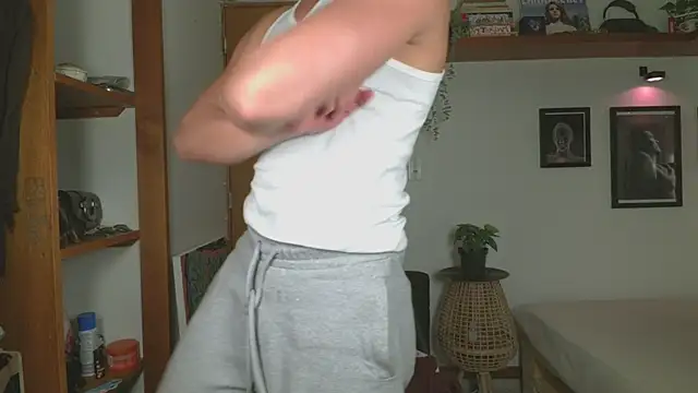 Snapshot of ArchiGoldd chatting on April 29, 8:37 pm ArchiGoldd online show from April 29, 8:37 pm