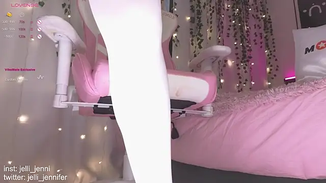 Snapshot of jelli_jenni chatting on December 27, 8:13 am jelli jenni online show from December 27, 8:13 am