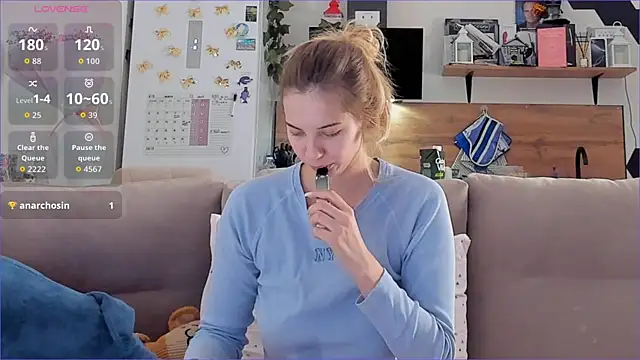 Girl alone home online show from December 4, 4:44 am