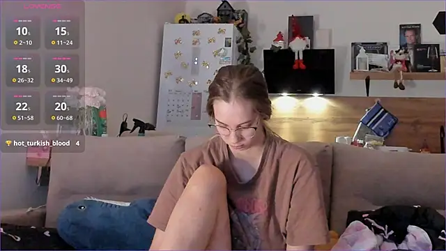 Snapshot of Girl_alone_home chatting on January 19, 1:31 am Girl alone home online show from January 19, 1:31 am