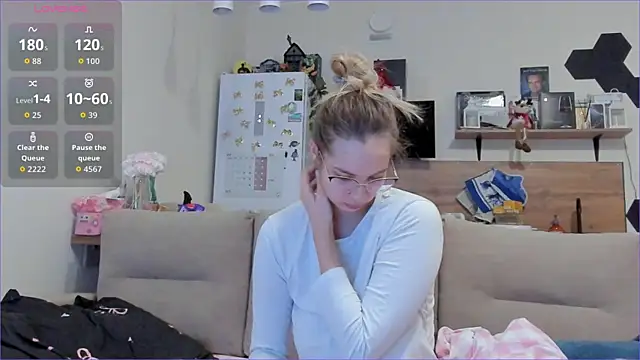 Snapshot of Girl_alone_home chatting on February 5, 3:33 am Girl alone home online show from February 5, 3:33 am