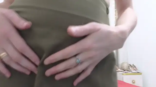 Snapshot of HairyLola chatting on December 17, 1:38 pm HairyLola online show from December 17, 1:38 pm