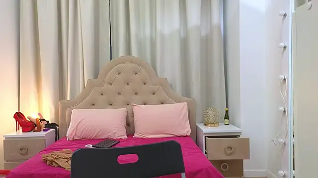 Snapshot of HairyLola chatting on March 11, 11:44 am HairyLola online show from March 11, 11:44 am