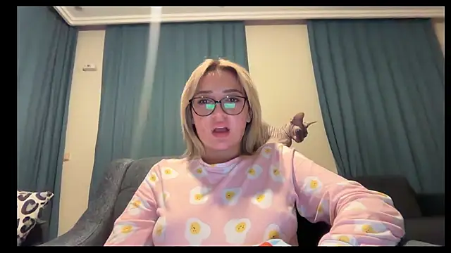 yaprakmericc online show from November 22, 11:26 pm