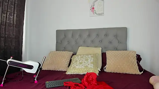 Nicol Swift  online show from October 10, 9:47 pm