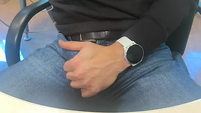 alessandroman2114 online show from April 1, 4:37 pm