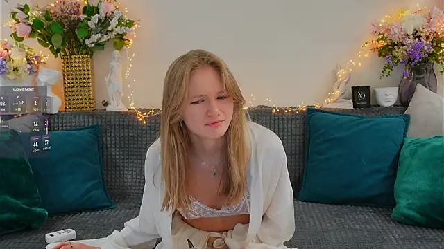 Alexandra Demore online show from February 17, 1:04 am