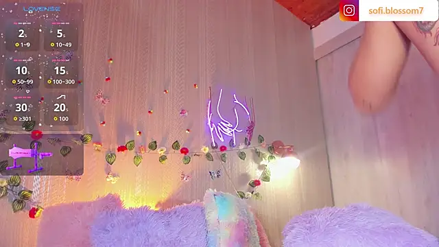 Snapshot of Sofi_Blossom chatting on May 13, 9:00 pm Sofi Blossom online show from May 13, 9:00 pm