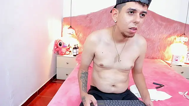 Derek and Skarlet online show from February 5, 3:49 pm