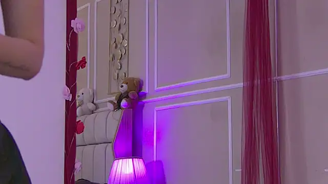 SerenaBennet online show from March 31, 11:10 am