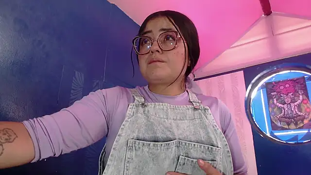 Snapshot of vitoria23_ chatting on June 6, 2:33 pm vitoria23 online show from June 6, 2:33 pm