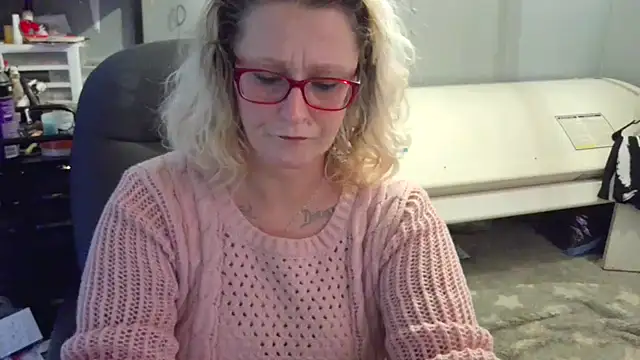 Snapshot of Lisalovely6981 chatting on February 7, 7:17 pm Lisalovely6981 online show from February 7, 7:17 pm