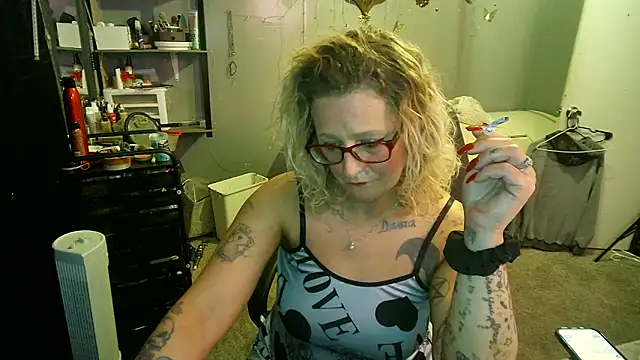 Snapshot of Lisalovely6981 chatting on February 15, 11:03 pm Lisalovely6981 online show from February 15, 11:03 pm