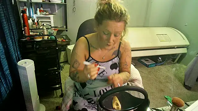 Snapshot of Lisalovely6981 chatting on February 16, 2:32 pm Lisalovely6981 online show from February 16, 2:32 pm