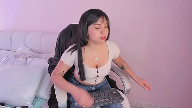 lucy Bensonn online show from March 21, 3:57 pm