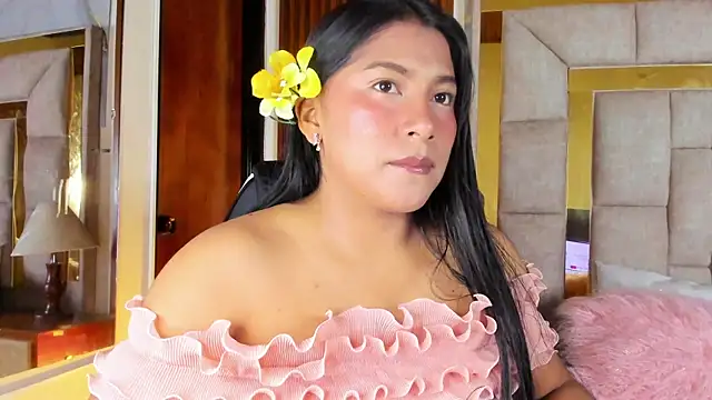 LinnaGardenia online show from April 17, 1:47 pm