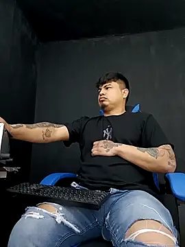 Snapshot of DickMasterfindom chatting on February 4, 5:02 am DickMasterfindom online show from February 4, 5:02 am