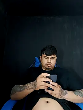 Snapshot of DickMasterfindom chatting on February 5, 5:12 am DickMasterfindom online show from February 5, 5:12 am