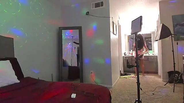 yiauana online show from March 31, 3:52 am